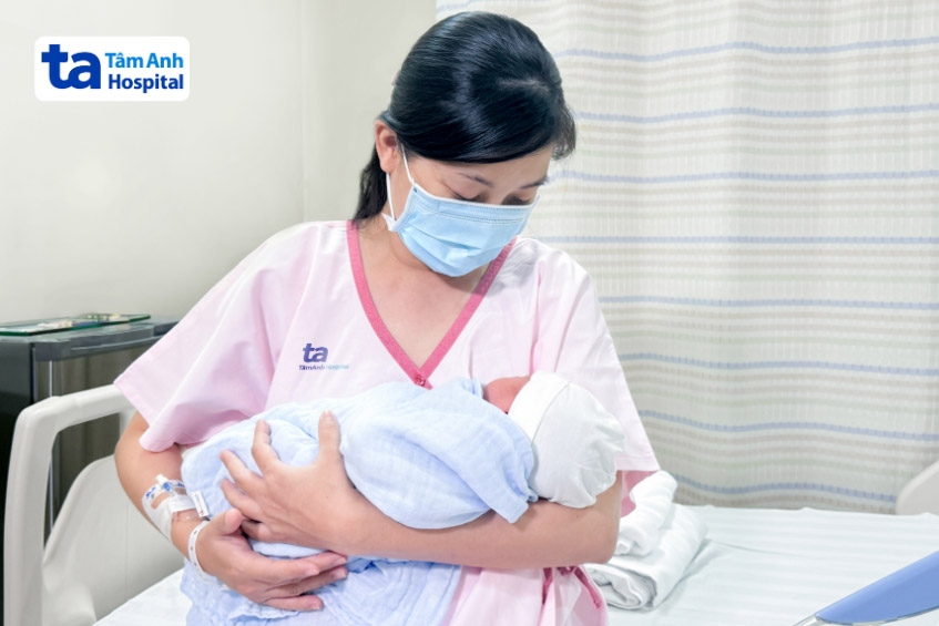 Chị Thảo hạnh phúc ôm con trai đầu lòng trên tay sau một hành trình điều trị IVF đầy gian nan