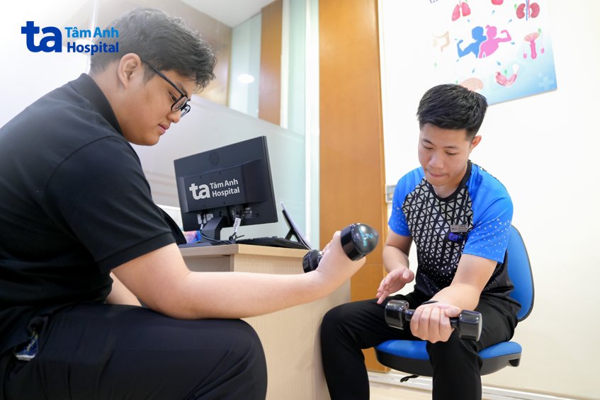 chuyên gia hướng dẫn tập giảm mỡ với tạ