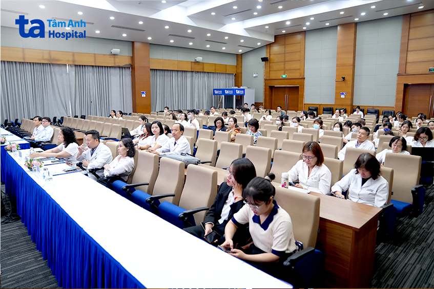 chuyên gia tham gia hội thảo loãng xương