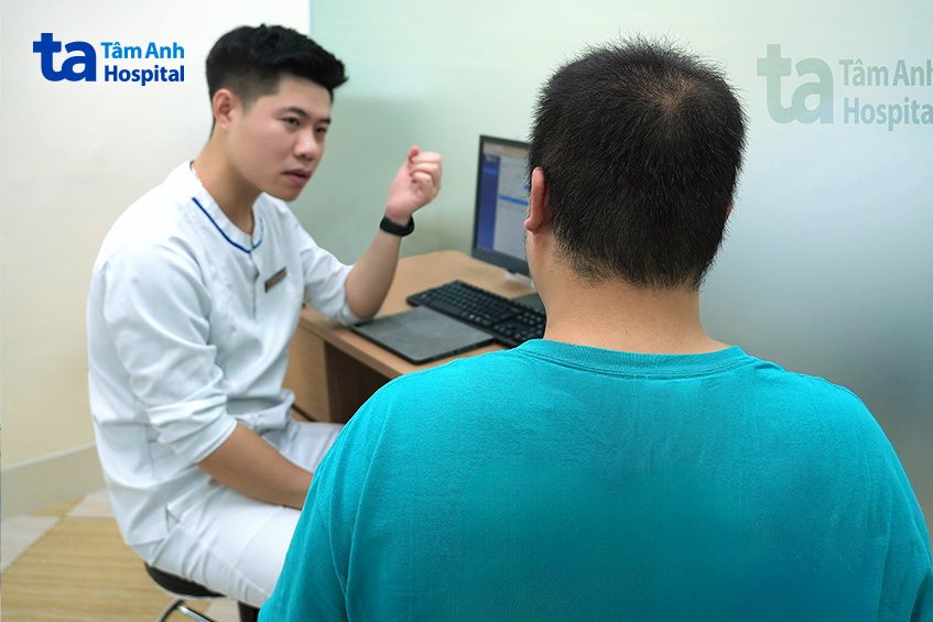 chuyên viên vận động tư vấn cho khách