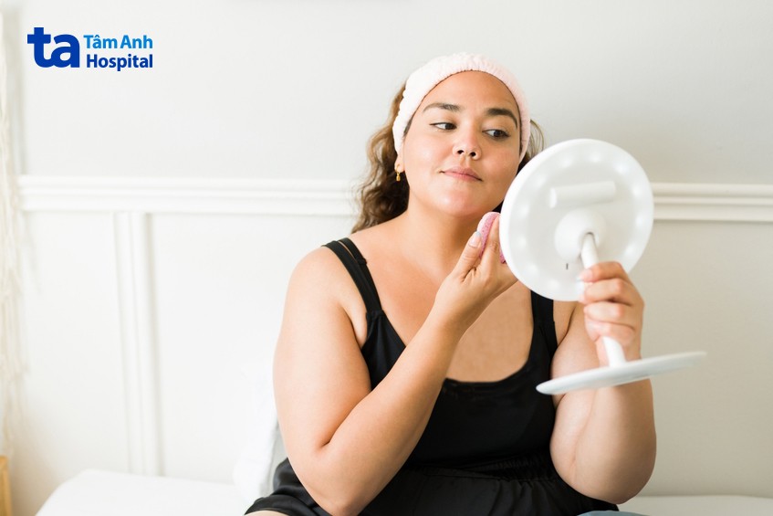 có nhiều nguyên nhân gây mỡ mặt