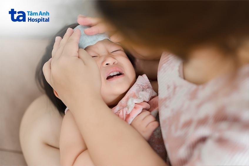 có thể dùng quạt khi trẻ sơ sinh bị sốt