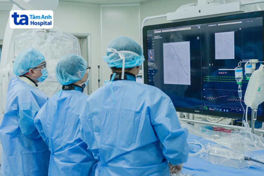 đang thực hiện can thiệp cho bệnh nhân