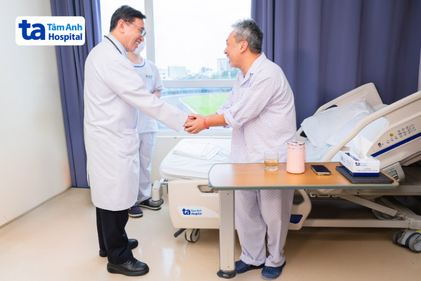 Đạo diễn Nguyễn Quang Dũng cảm ơn TTND.GS.TS.BS Võ Thành Nhân cùng êkíp bác sĩ Bệnh viện Đa khoa Tâm Anh đã điều trị cho anh