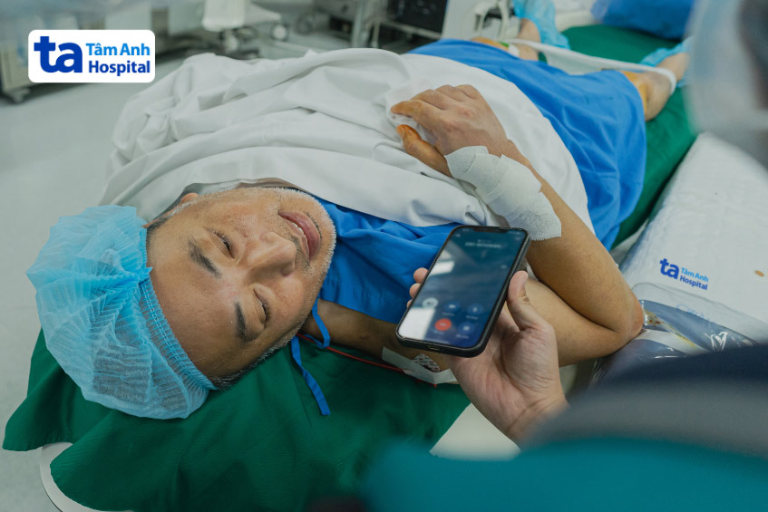 Đạo diễn Nguyễn Quang Dũng gọi điện báo tin bình an cho bạn gái, ca sĩ Bùi Lan Hương ngay trên giường thủ thuật trong phòng can thiệp