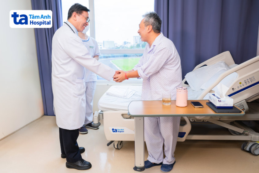 Đạo diễn Nguyễn Quang Dũng cảm ơn TTND.GS.TS.BS Võ Thành Nhân, người đã đặt stent cho anh trước khi xuất viện