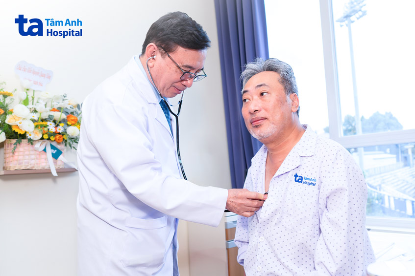 Đạo diễn Nguyễn Quang Dũng được Giáo sư Võ Thành Nhân và ê kíp bác sĩ Bệnh viện Đa khoa Tâm Anh thăm khám theo dõi chặt chẽ trong thời gian nằm viện điều trị nhồi máu cơ tim