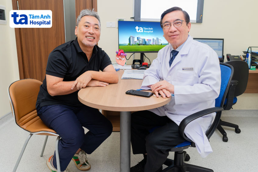 Đạo diễn Nguyễn Quang Dũng khỏe mạnh tái khám với TTND.GS.TS.BS Võ Thành Nhân tại Bệnh viện Đa khoa Tâm Anh