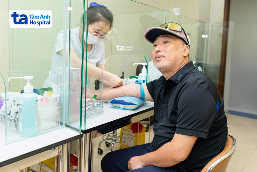 Đạo diễn Nguyễn Quang Dũng tái khám tại Bệnh viện Đa khoa Tâm Anh sau khi được can thiệp điều trị nhồi máu cơ tim