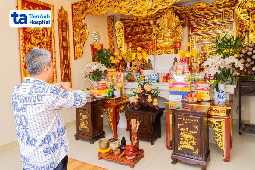 Đạo diễn “Đất rừng phương Nam” trải qua hai lần can thiệp đặt stent thành công thắp nhang tạ ơn tại Điện thờ Bồ tát Quán Thế Âm trong khuôn viên Bệnh viện Đa khoa Tâm Anh