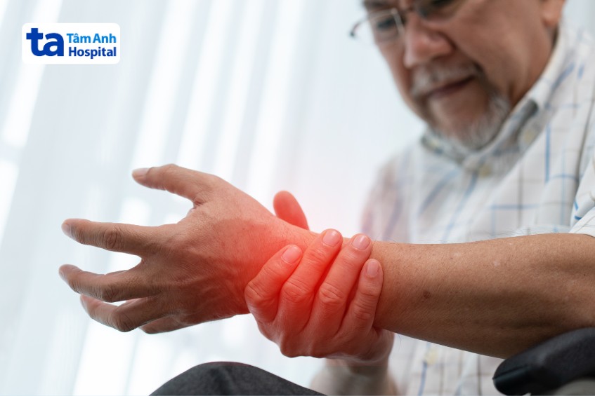 đau cổ tay là triệu chứng bệnh về khớp