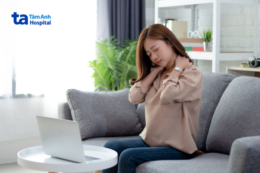 Đau cổ vai gáy và đau đầu do ngồi sai tư thế