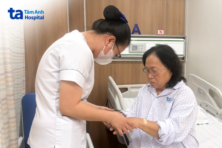 điều dưỡng chăm sóc cho bà hậu