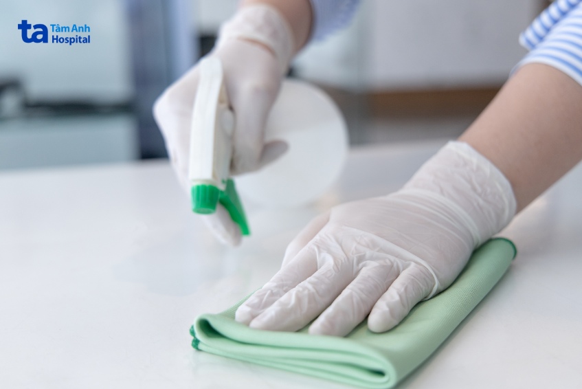 dọn dẹp vệ sinh khi truyền hóa chất