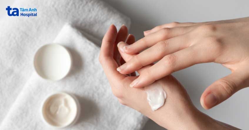 Dưỡng ẩm da thường xuyên ngăn khô da