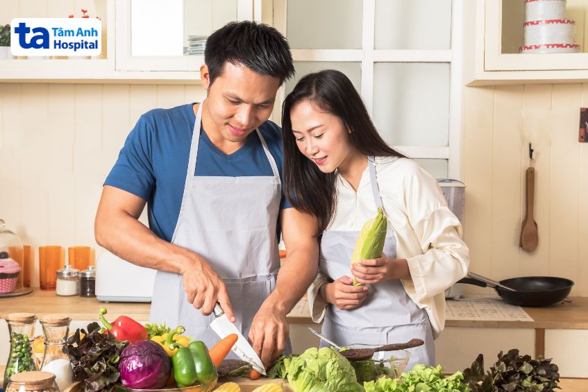 Duy trì chế độ ăn uống lành mạnh khi còn trẻ để kiểm soát tốt lượng cholesterol trong máu.