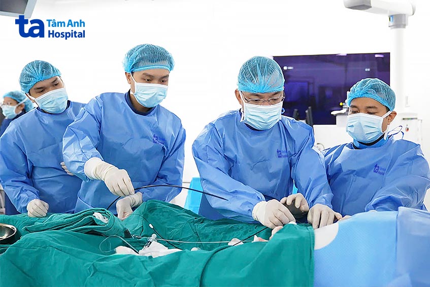 Ekip can thiệp tái thông động mạch vành cho người bệnh
