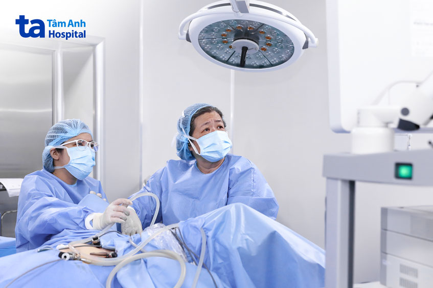 ê kíp phẫu thuật cho chị thảo