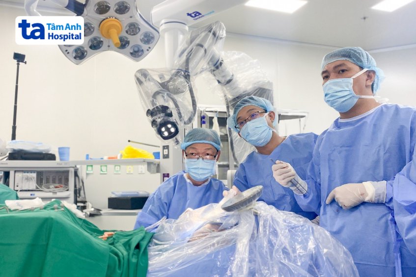 ekip bác sĩ chu tấn sĩ đang phẫu thuật u màng não