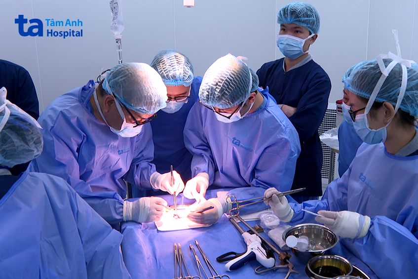 ekip bác sĩ phẫu thuật lồng ngực