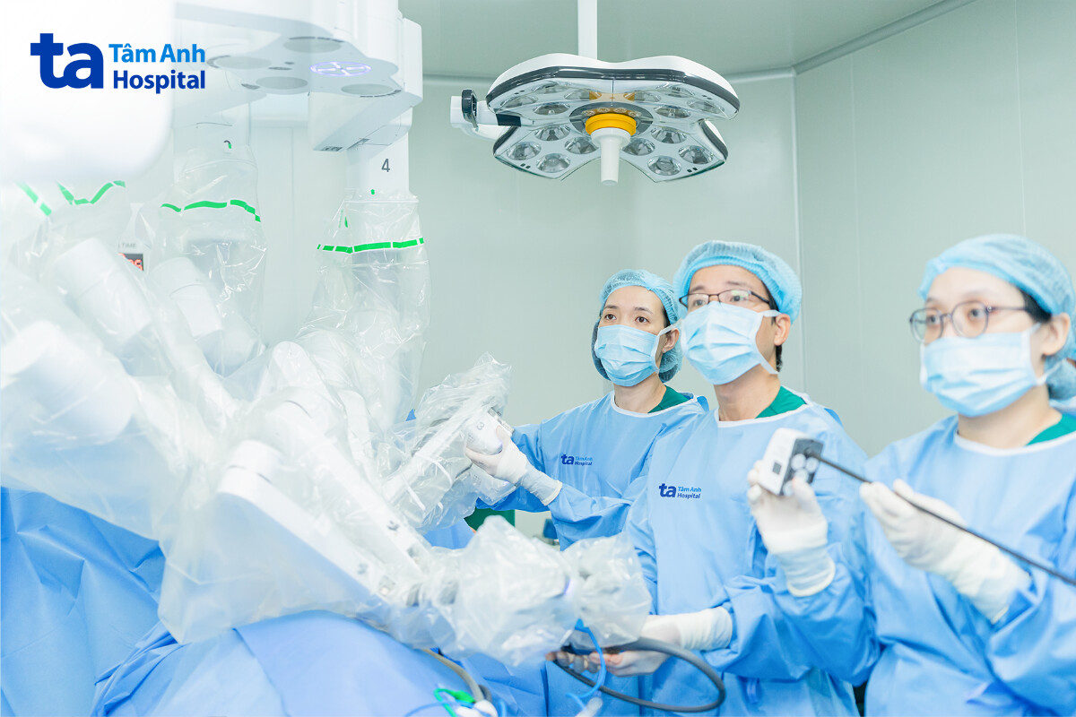 ekip bác sĩ trong ca phẫu thuật