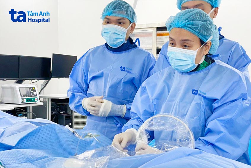 Ekip can thiệp đặt stent tĩnh mạch cho người bệnh