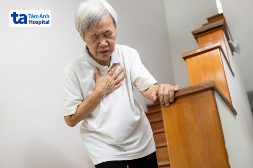 gặp triệu chứng mệt mỏi và khó thở