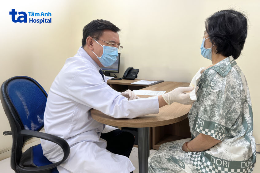 Giáo sư Nhân kiểm tra vết rạch nơi cấy máy tạo nhịp cho bệnh nhân