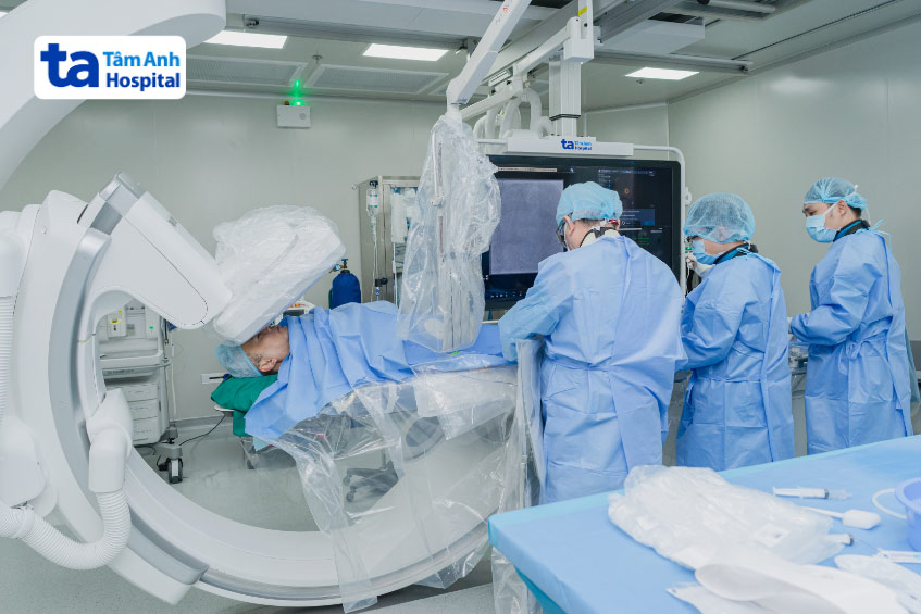 GS.TS.BS Võ Thành Nhân (ngoài cùng bên phải) cùng ê kíp đặt stent giúp đạo diễn Quang Dũng vượt qua cơn nhồi máu cơ tim