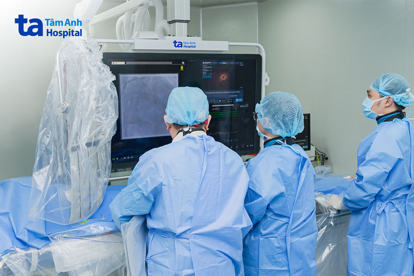 Giáo sư Võ Thành Nhân và ê kíp bác sĩ Bệnh viện Đa khoa Tâm Anh khẩn trương đặt stent tái thông mạch máu tim cho đạo diễn Nguyễn Quang Dũng