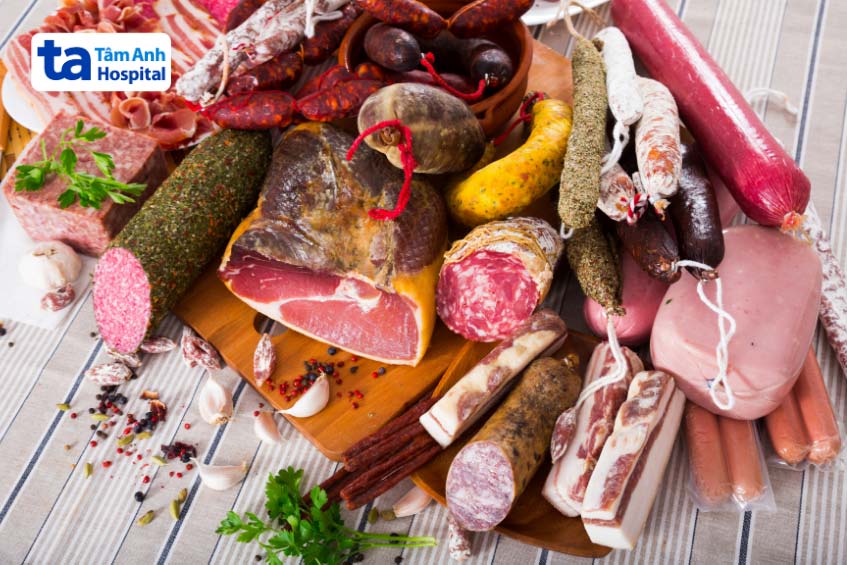 hàm lượng cholesterol và axit béo bão hòa mà thịt đỏ chế biến sẵn còn chứa nitrit