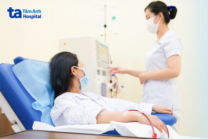 hình ảnh cô con gái chạy thận