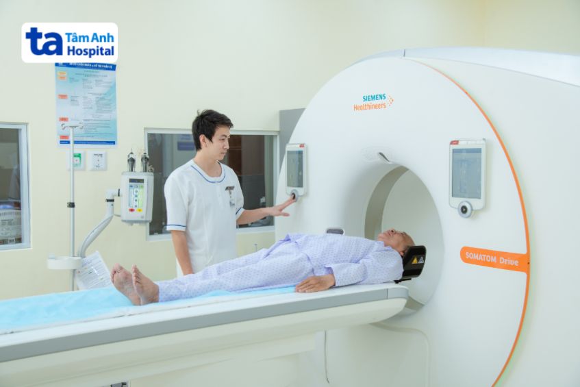 Ho đau ngực bên trái thường nghĩ đến bệnh mạch vành nhiều hơn cả, đặc biệt khi người bệnh kèm khó thở, mệt nhọc, cơn đau xuất hiện khi gắng sức, cản trở sinh hoạt hàng ngày.