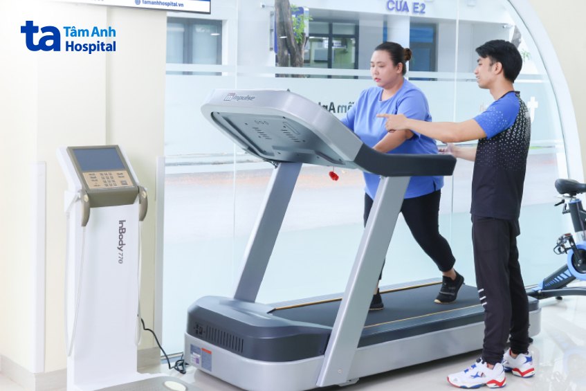 hướng dẫn khách hàng tập luyện tại tâm anh