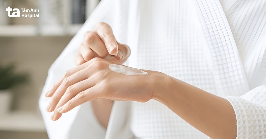 kem dưỡng ẩm giúp khóa ẩm và bảo vệ làn da của bạn