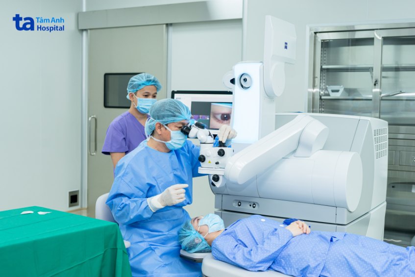 khách hàng mổ mắt tại trung tâm