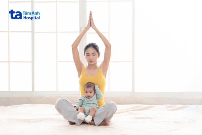 Khi tập thể dục sau sinh mẹ nên bắt đầu bằng các bài tập nhẹ nhàng, đơn giản, tránh tác động lên vùng giữa cơ thể để không ảnh hưởng đến vết mổ