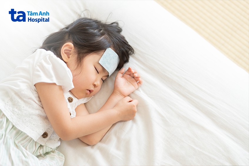 khi trẻ sốt cao co giật cần đưa trẻ đi bệnh viện ngay
