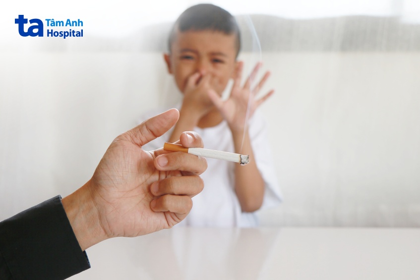 không để trẻ hen phế quản tiếp xúc thụ động với khói thuốc