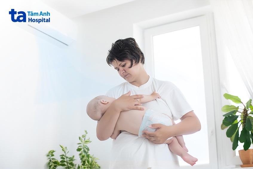 không hướng gió thẳng vào bé để tránh luồng khí lạnh trực tiếp