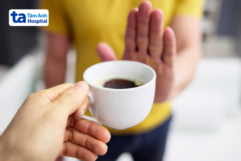 không nên uống cafe trước khi tiêm vắc xin