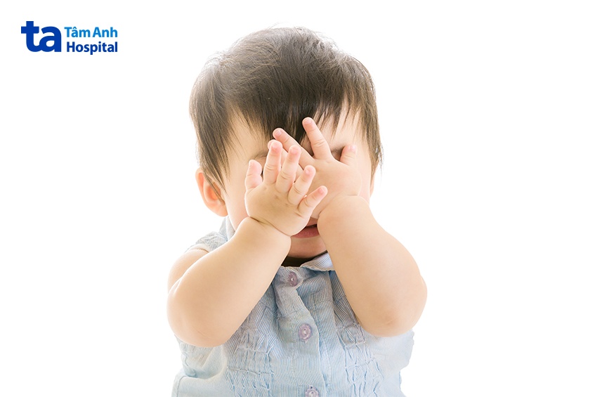 kích ứng mắt nếu đèn chiếu vàng da chiếu vào mắt trẻ