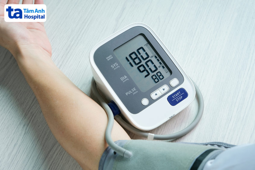 Kiểm tra chỉ số huyết áp mỗi ngày nhằm phát hiện sớm các bất thường và can thiệp kịp thời
