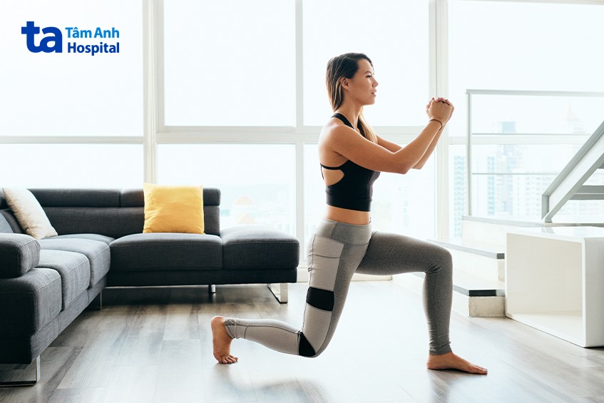 lunge tác động mông đùi bụng