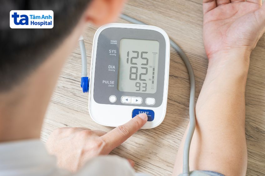 Máy đo huyết áp hiển thị 3 chỉ số gồm huyết áp tâm thu, tâm trương và nhịp tim