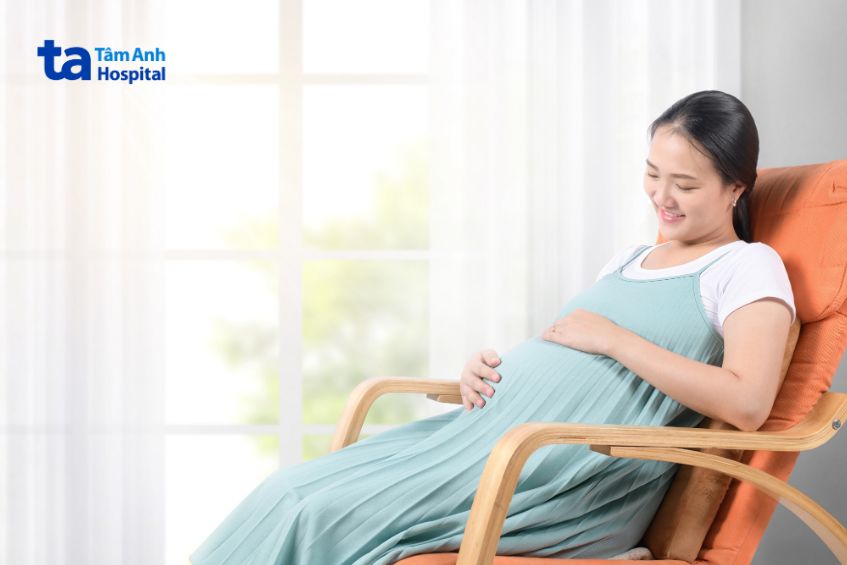 mẹ bầu nên dành nhiều thời gian nghỉ ngơi để đảm bảo an toàn cho cả hai mẹ con