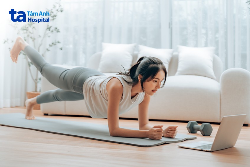 nên kết hợp plank với các bài tập khác