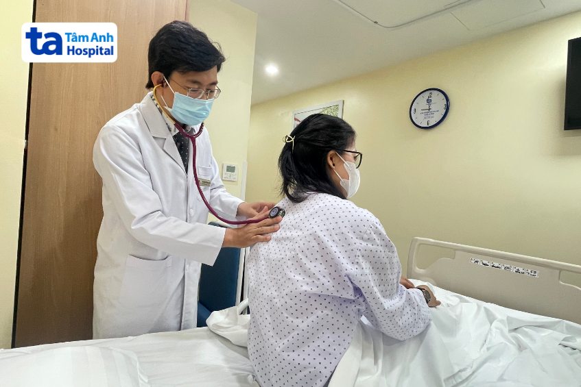 người bệnh được bác sĩ thăm khám tại khoa nội hô hấp