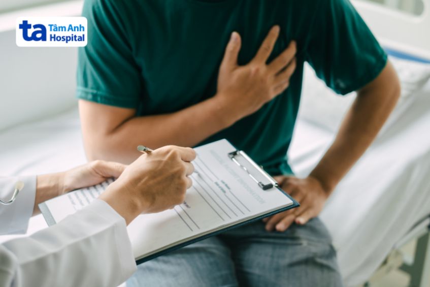 Người bệnh nên đến gặp bác sĩ ngay khi cơn đau ngực trái lan ra sau lưng trở nên nặng dần