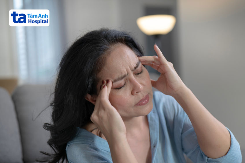 người phụ nữ bị đau đầu